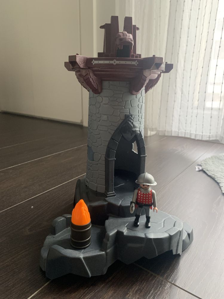 Torre do castelo do dragão com boneco Playmobil