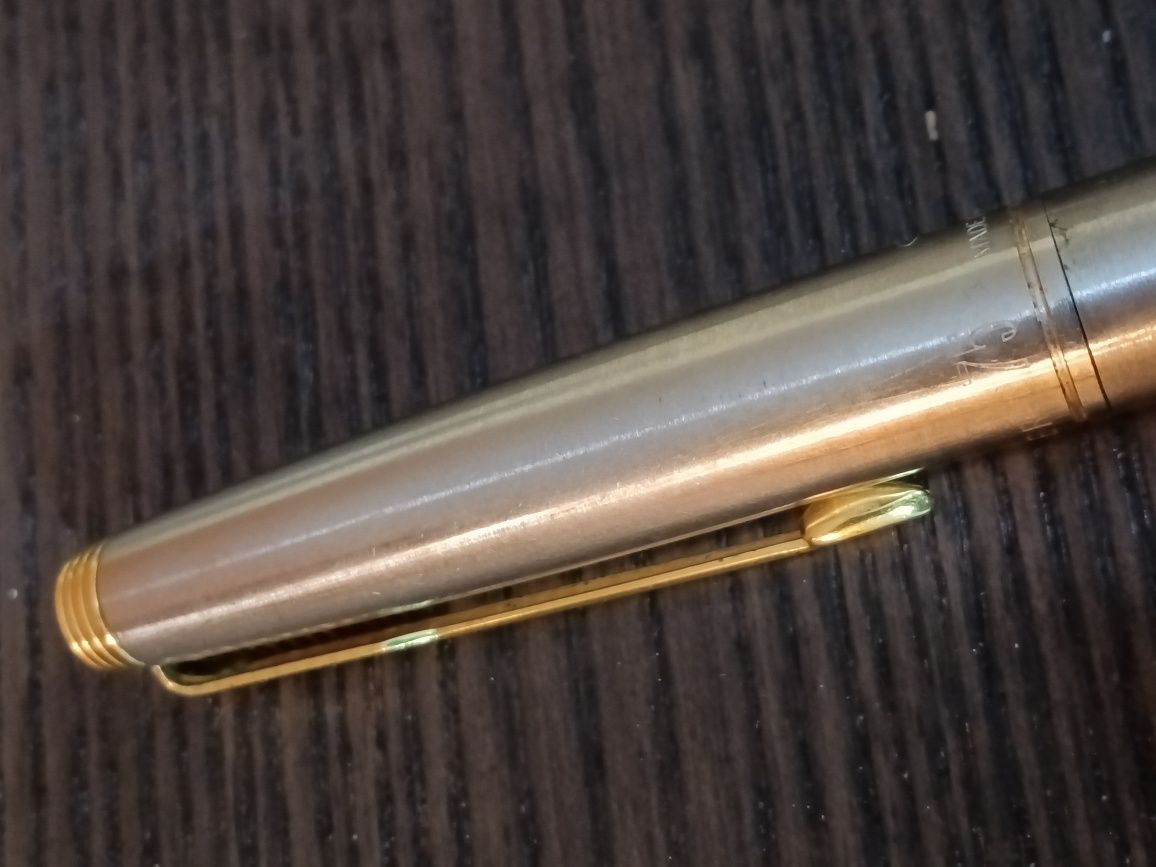 Caneta Parker 75 em aço com aparo em ouro