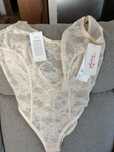 Kremowe koronkowe body triumph