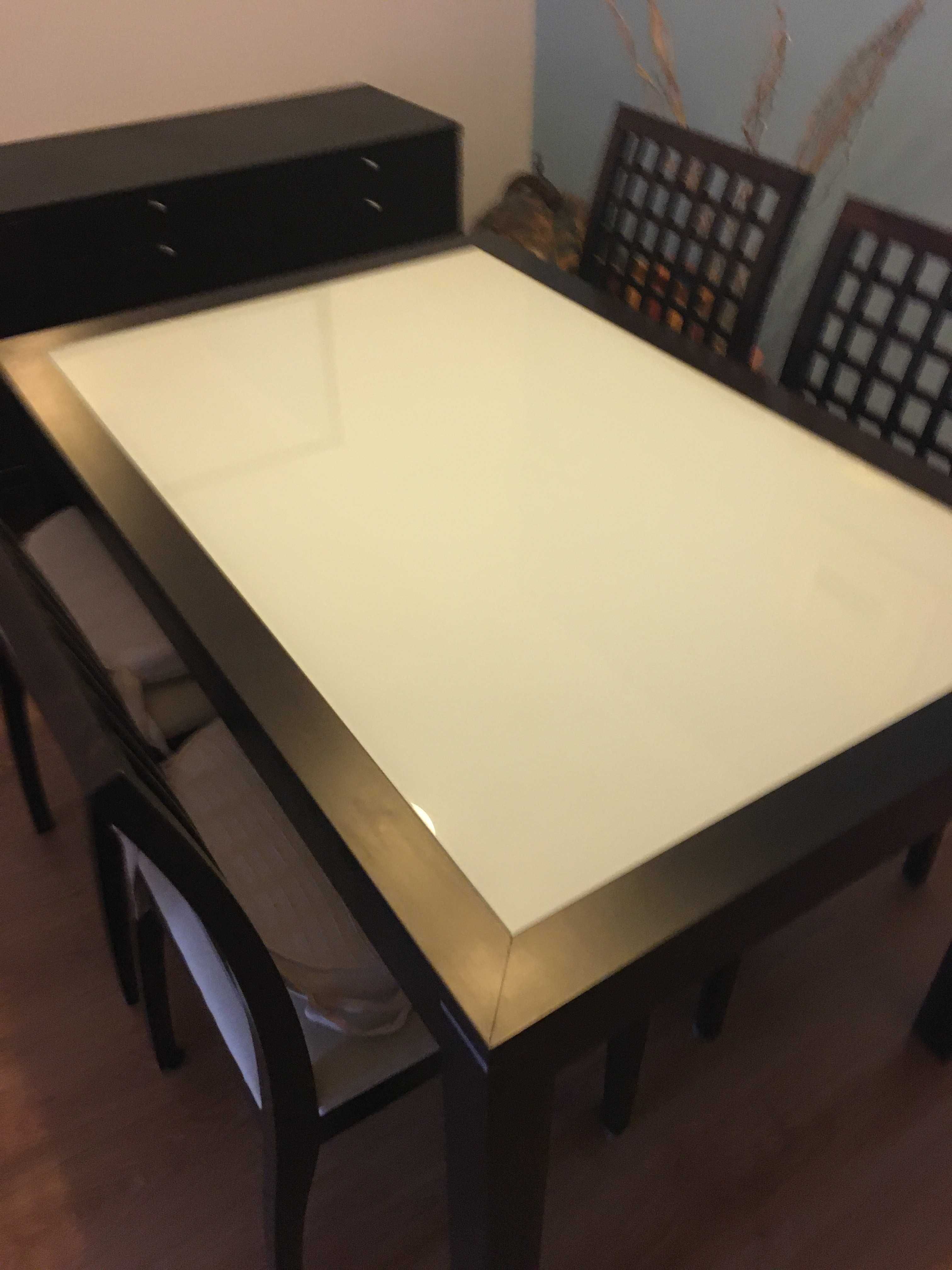 Mesa Extensível e 4 cadeiras, como novo