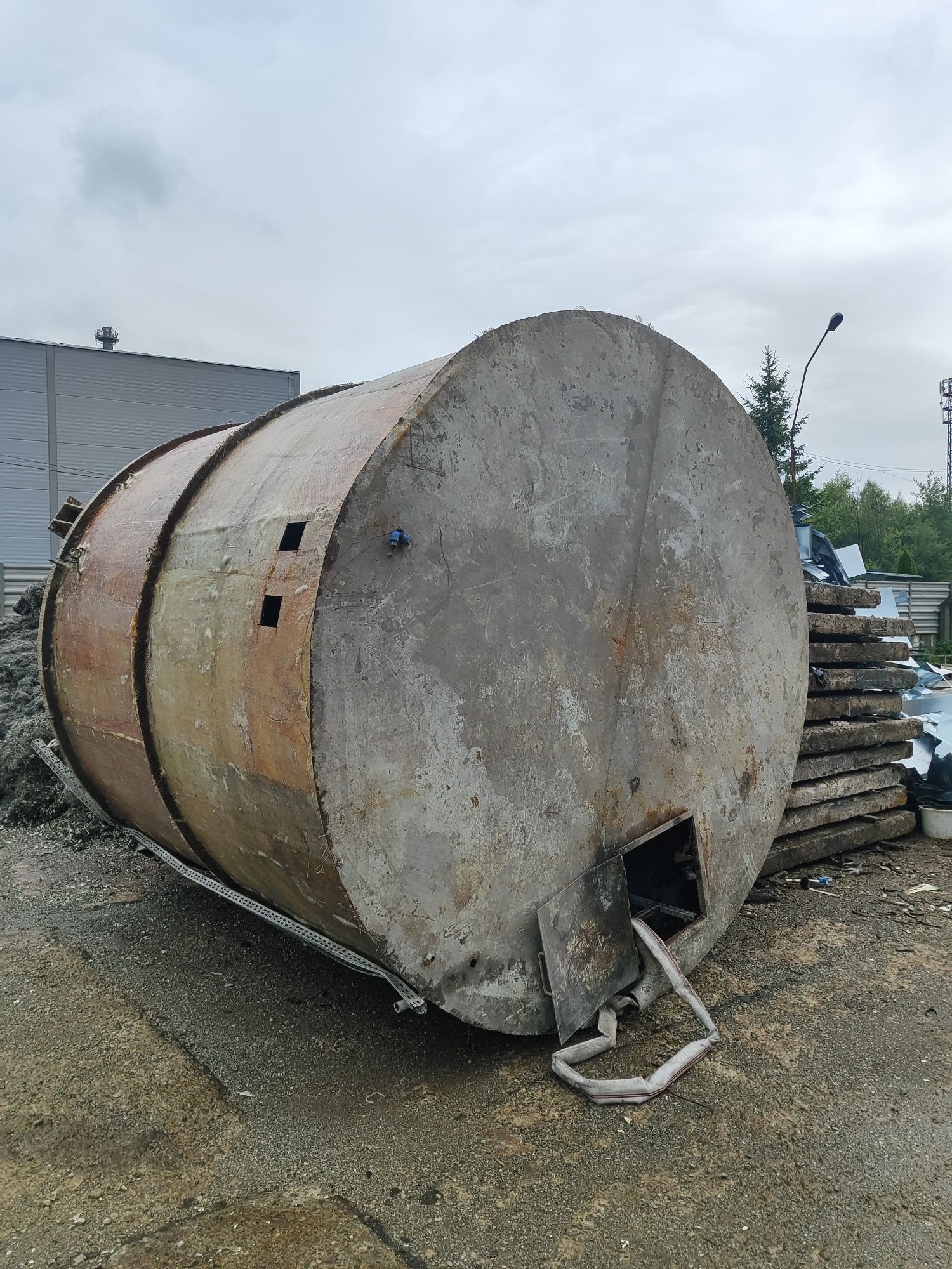 Ogromny Silos stalowy