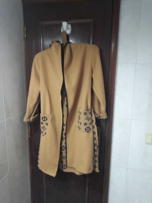 Casaco camel com capuz