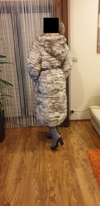 Przepiękny długi srebrny lis z kapturem