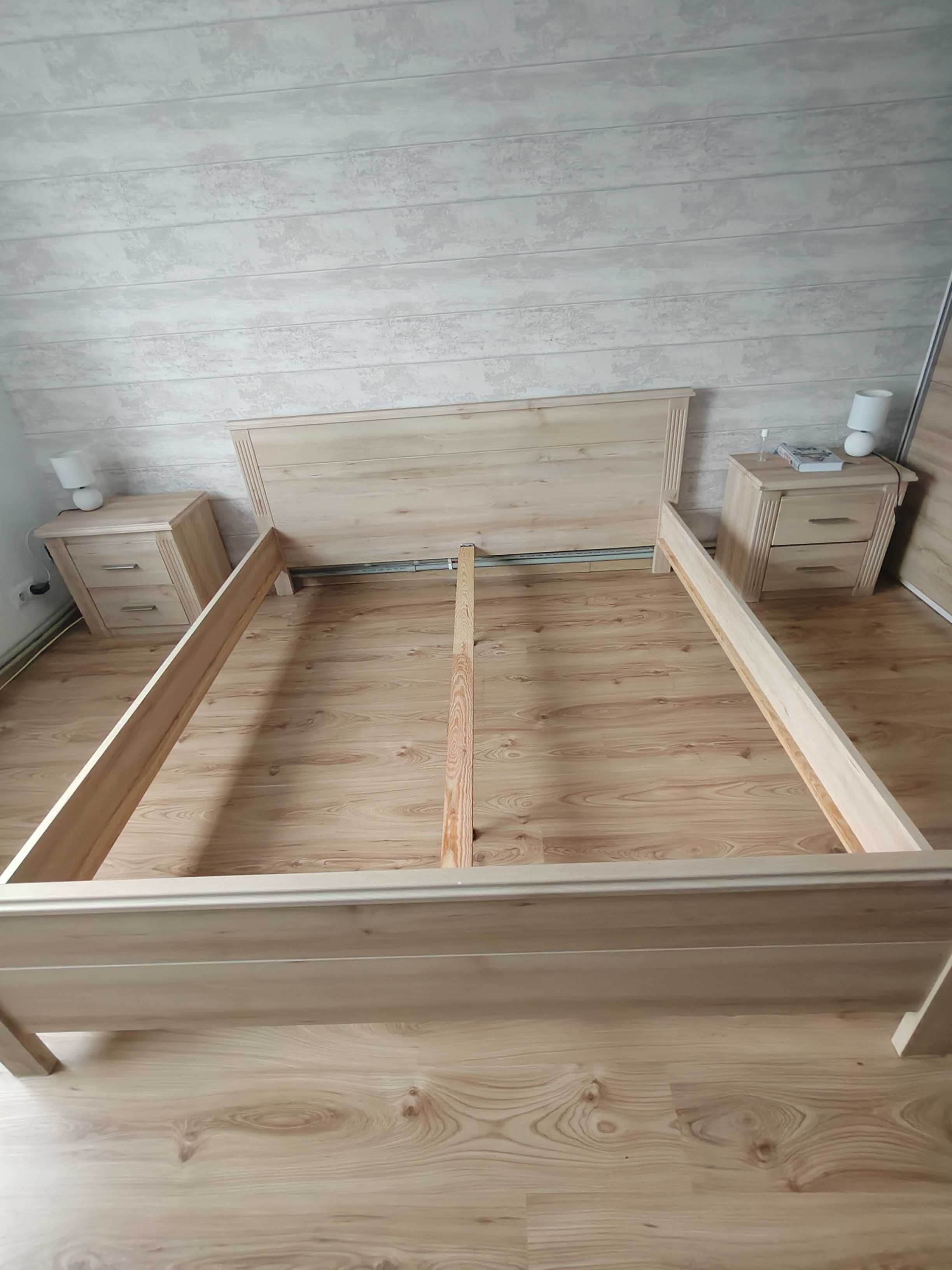 Łóżko sypialniane z szafkami nocnymi