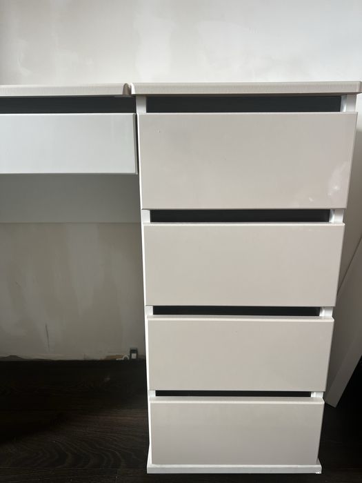 Продам столик для макіяжу із зеркалом б/у