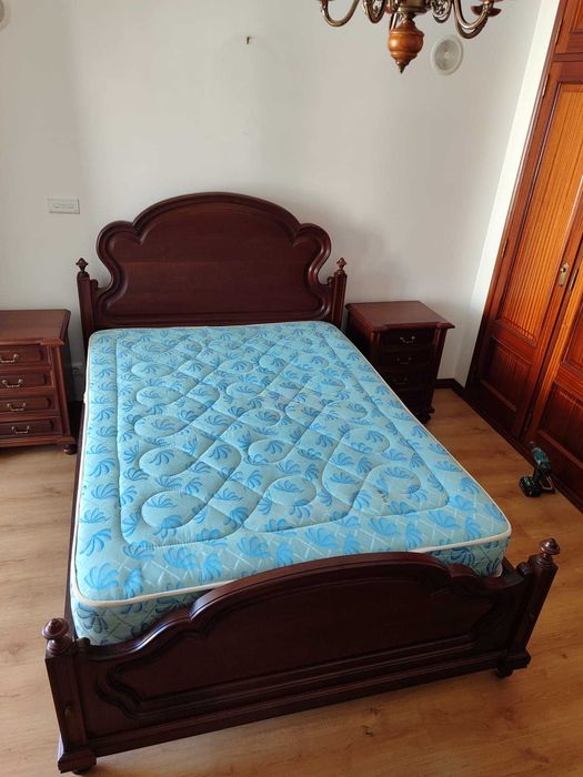 Cama e mesas cabeceiras madeira maciça