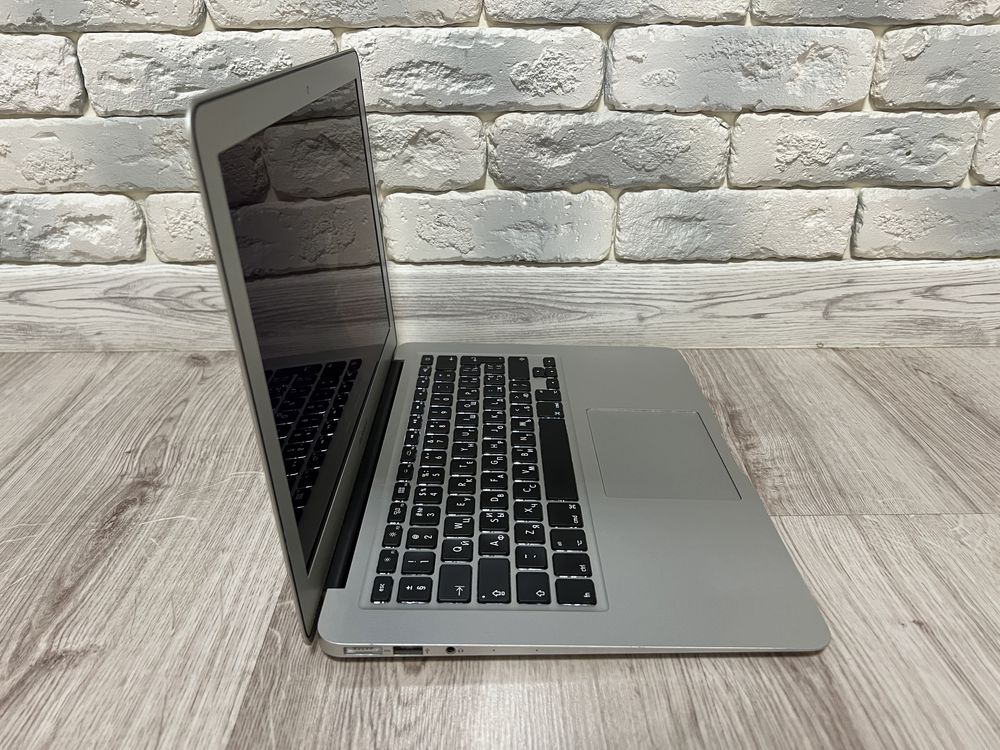 Продам Macbook Air 13" 2015p 8/128