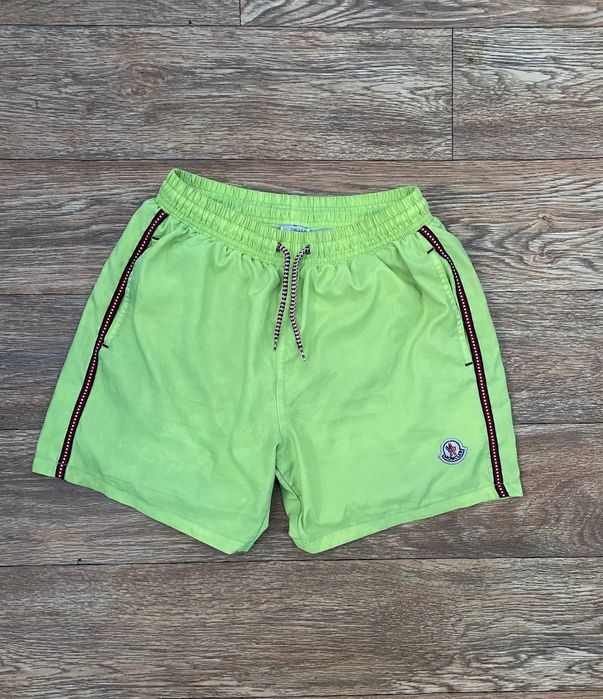 Продам Шорти Moncler