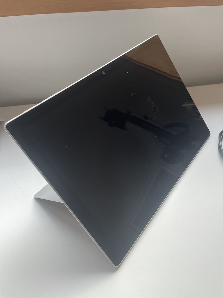 Microsoft Surface Pro 5 – i5 / 4GB / 128GB SSD
