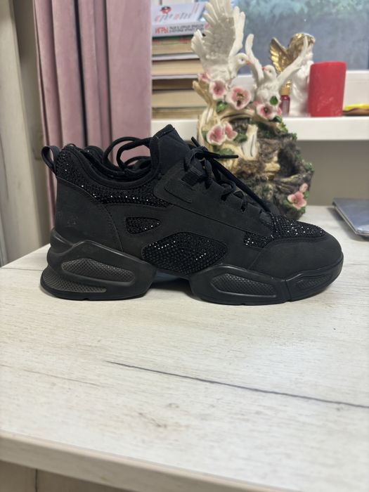 Кроссовки женские