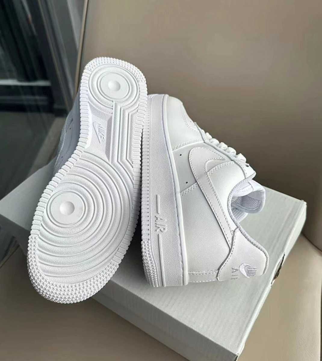 Białe buty Nike w rozmiarze 38, dostarczane w pudełku