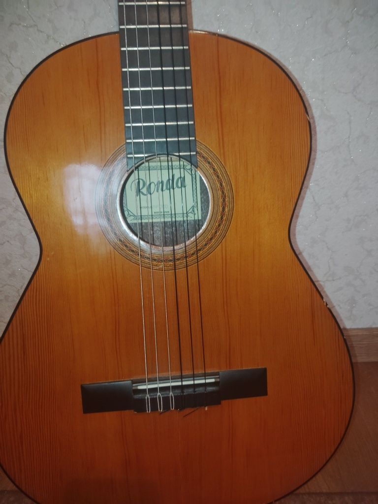 gitara klasyczna marki Ronda model Nº 300,