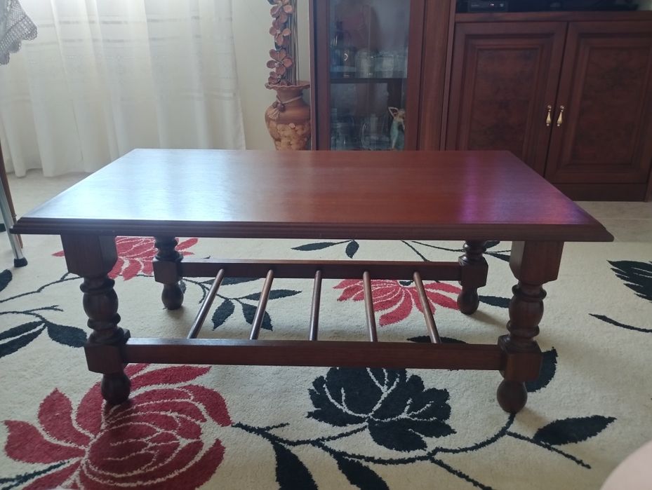 Mesa de sala em mogno