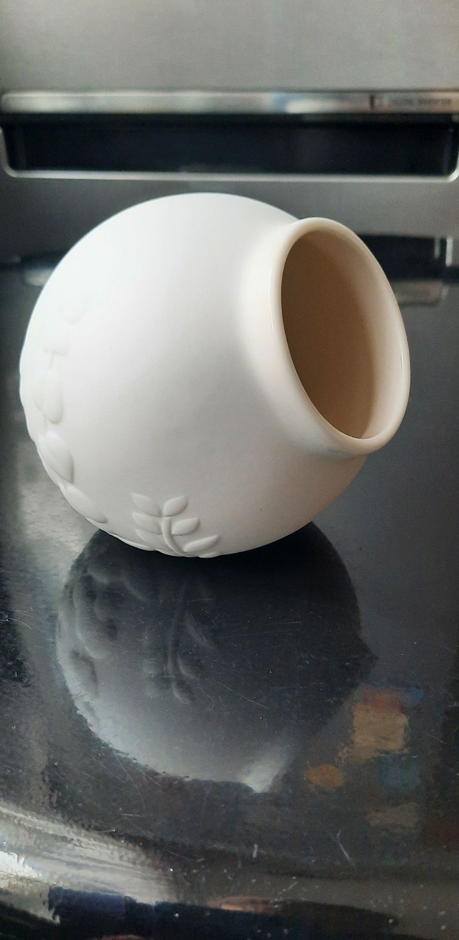 Biały porcelanowy wazon kula biskwit