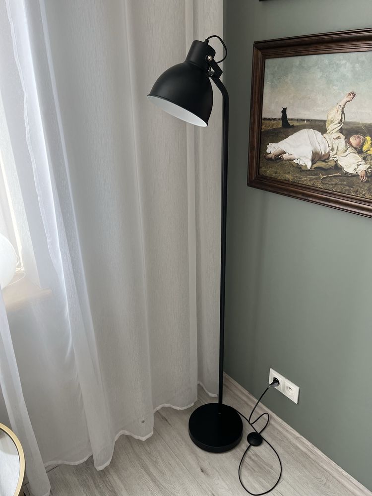 Lampa podłogowa do salonu retro