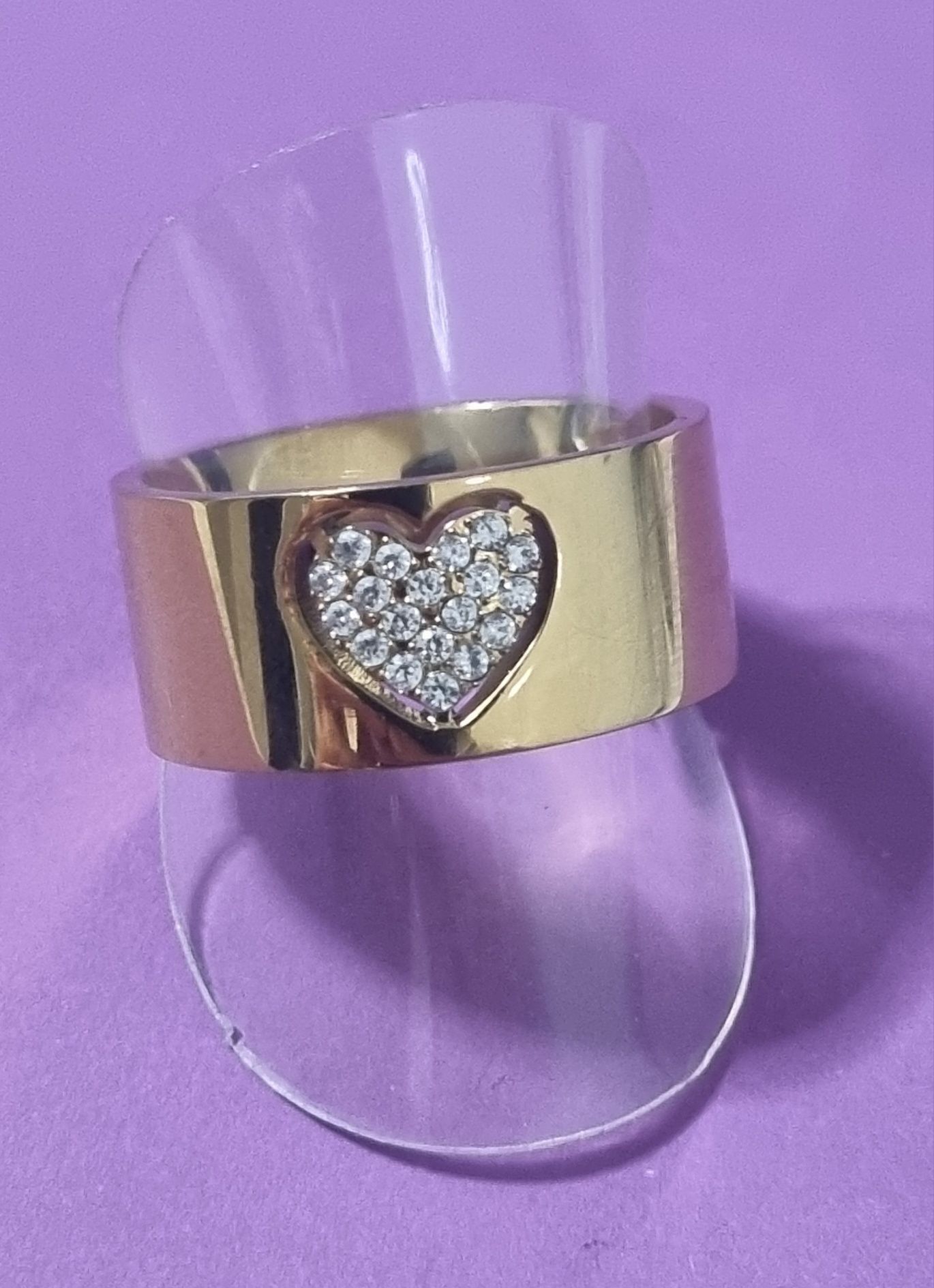 Anel dourado, em aço, com coração cheio de zirconias. T19