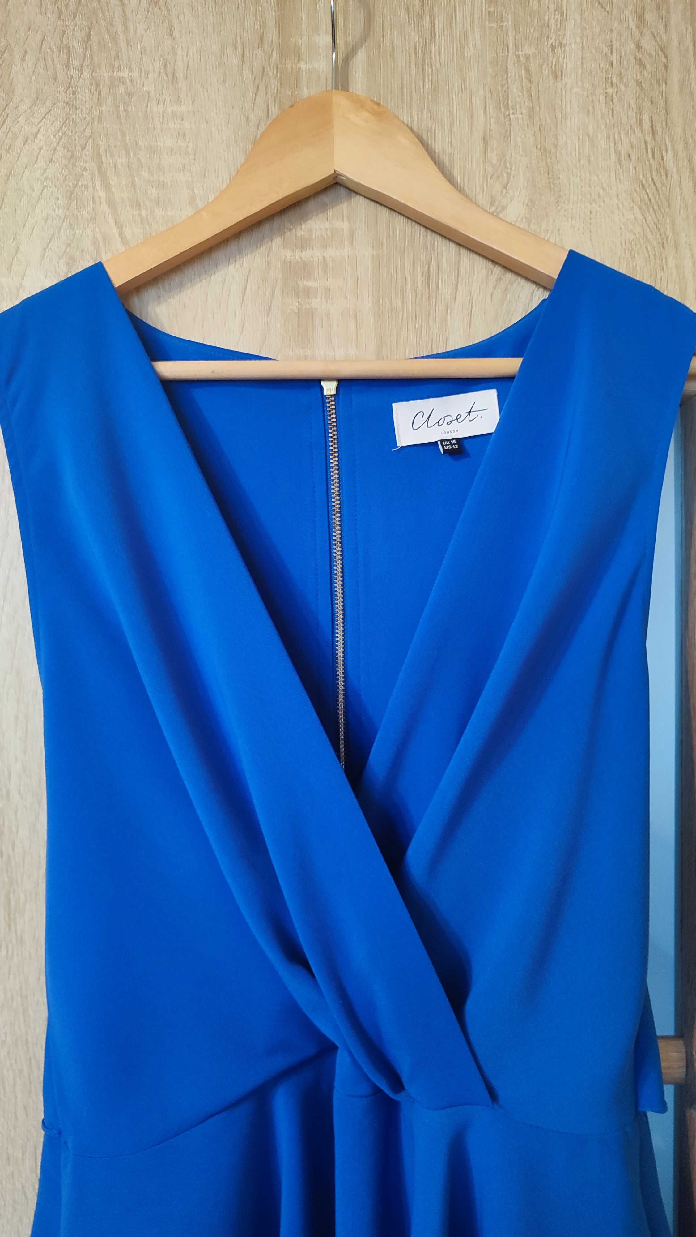 Elegancka niebieska sukienka z kopertowym dekoltem Closet London