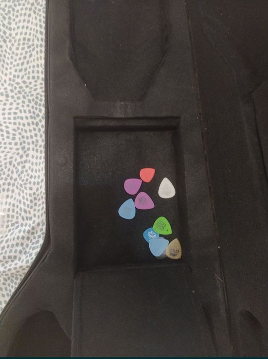 Guitarra Cort M200 com estojo e amplificador