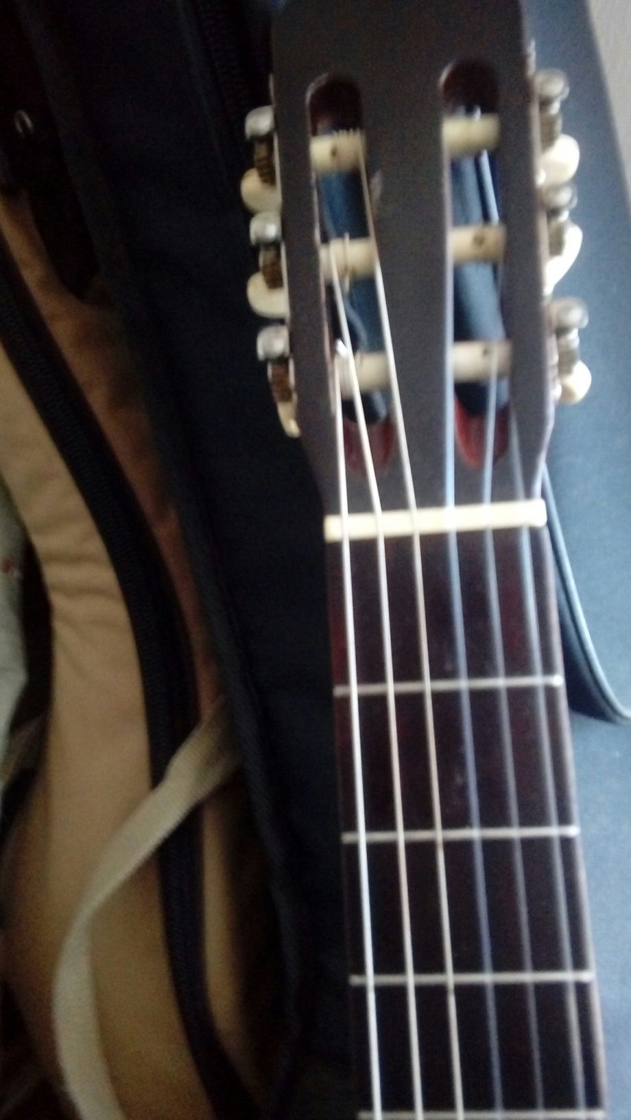 Gitara Hofner klasyczna.