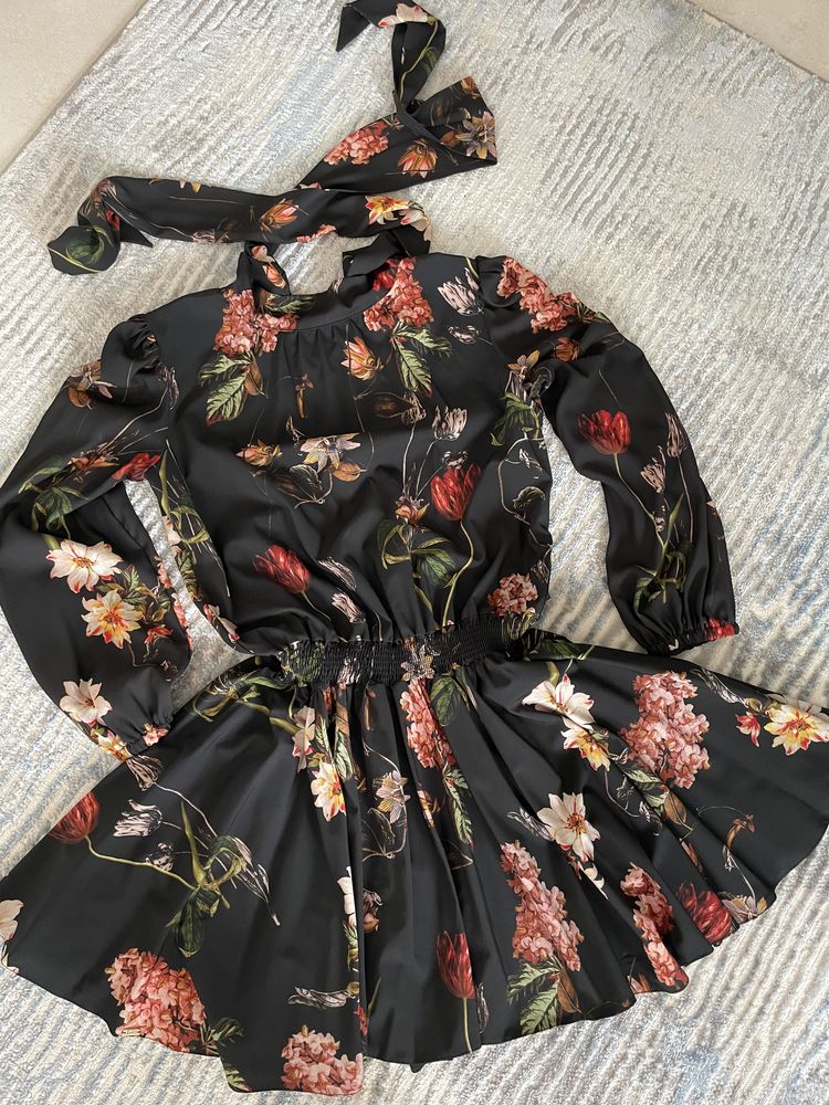 Czarna sukienka w kwiaty rozkloszowana bombka wiązana S