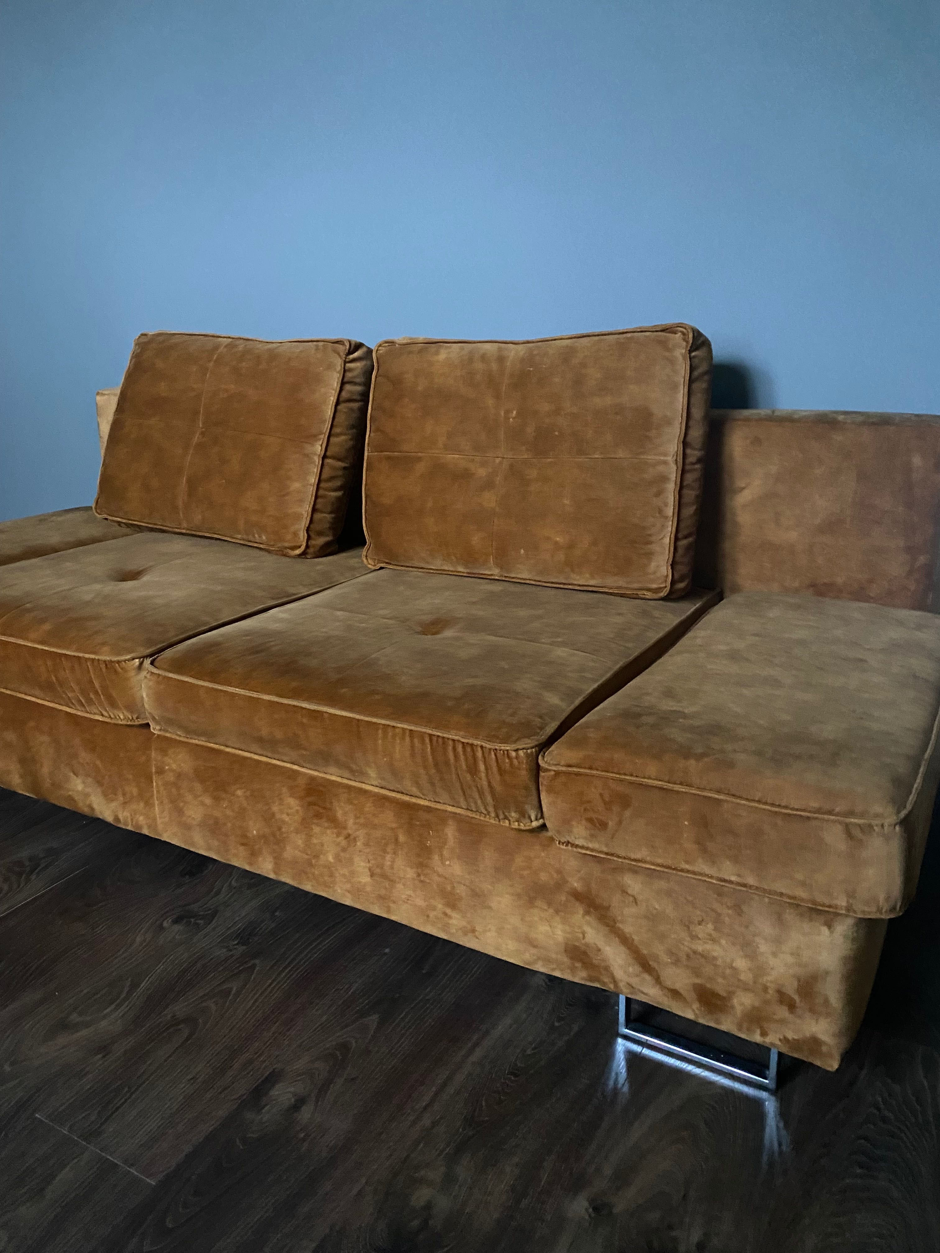 Rozkładana złota welurowa sofa