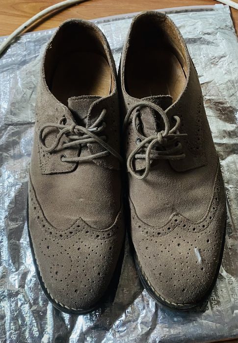 Sapatos calçado em pele .