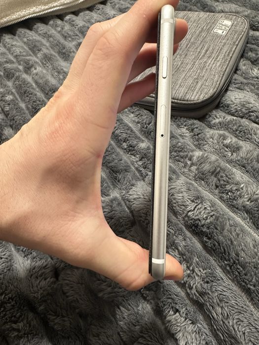 Iphone SE 64 GB 2020 року