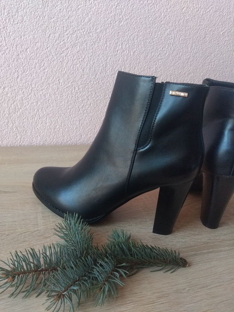 Czarne botki na wysokim obcasie 40