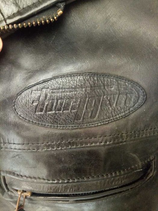 Casaco de cabedal ou couro, para motard.