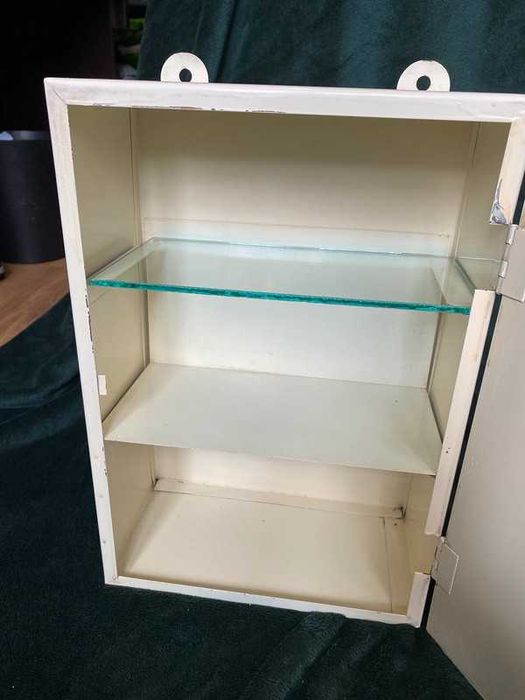 Apteczka na ścienna, biała szafka, PRL,