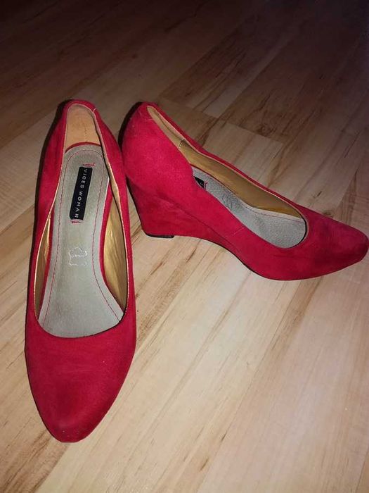 welurowe czółenka na koturnie