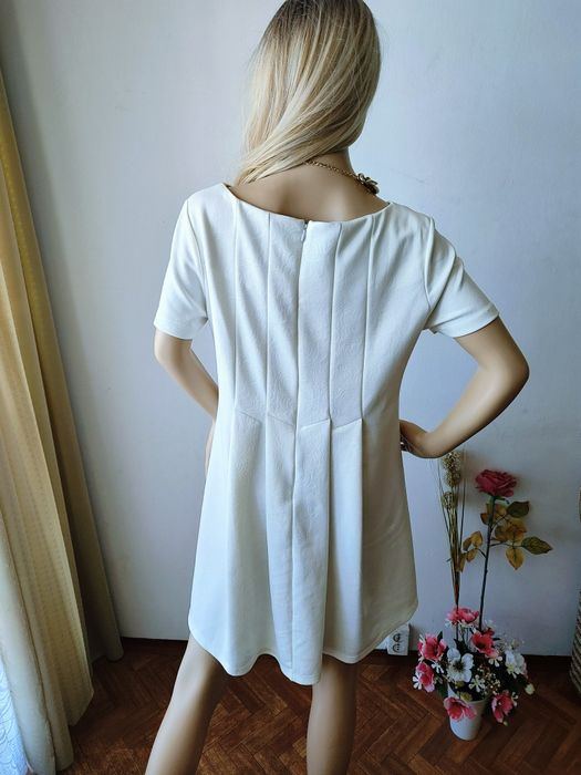 Elegancka kremowa sukienka MOON collection M minimalistyczna