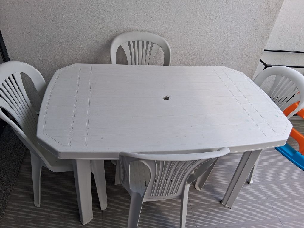 Mesa e cadeira em resina