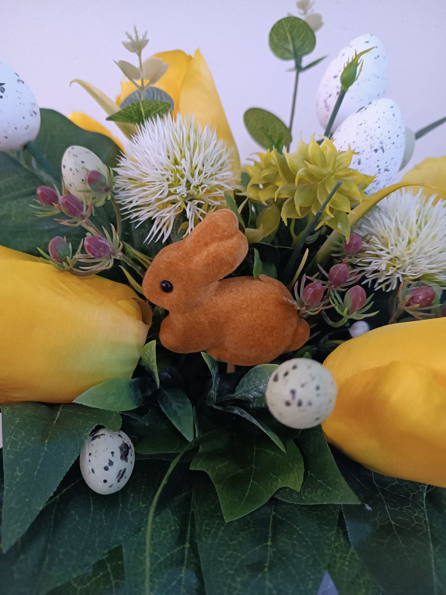 Stroik wiosenny wielkanocny tulipany jajka zając dekoracja kompozycja