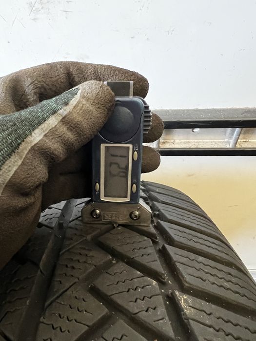 Dwie opony continental wintercontact ts 850 235/65/17 202r.