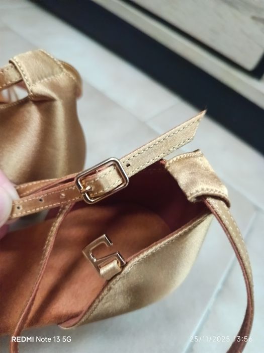 Sapatos de baile. Música latina. Salão