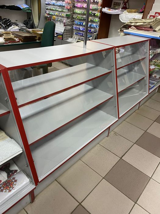 Вітрина , шафа для речей