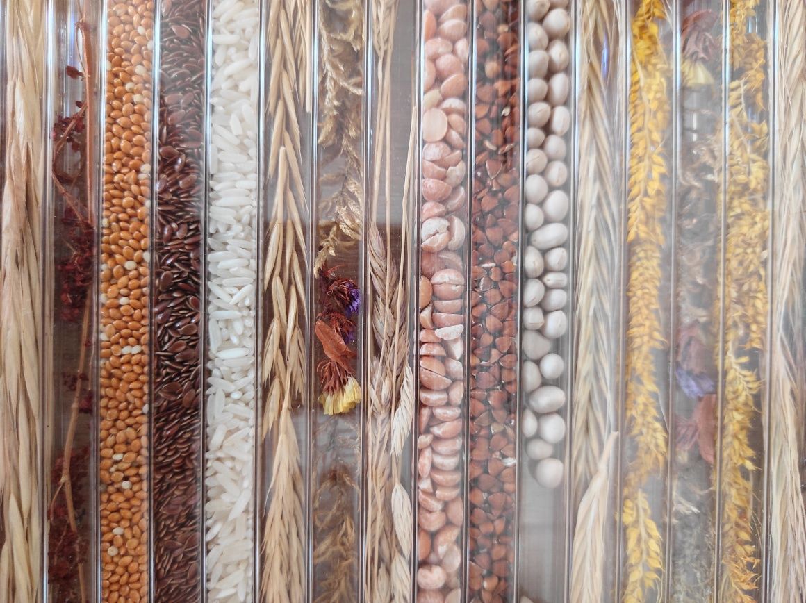Деревянный поднос с элементами мозаики из натуральных материалов.
