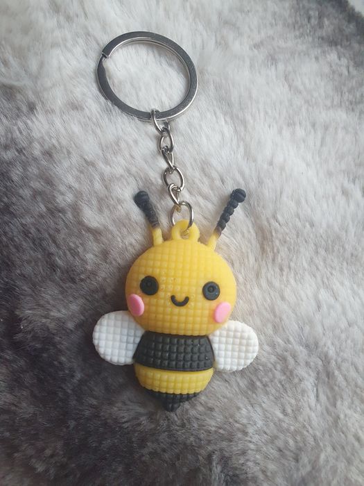 Breloczek z uśmiechniętą pszczółką. 11 cm