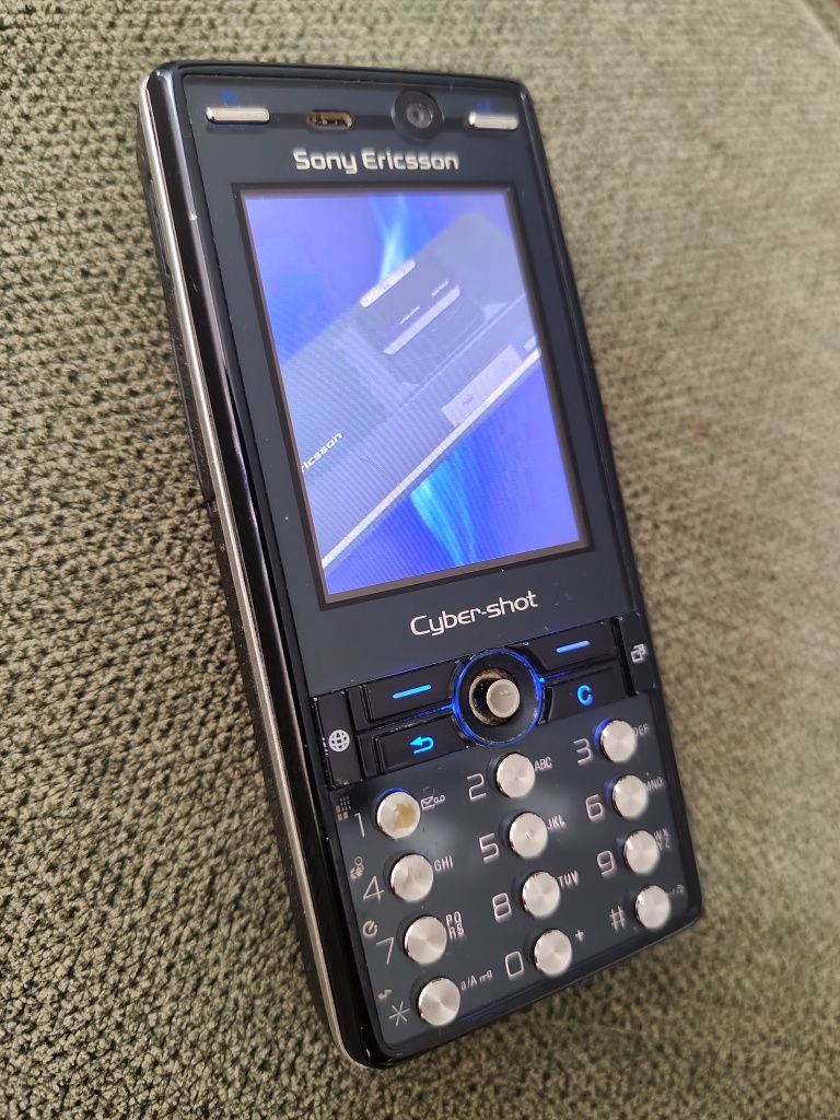 Sony Ericsson K810i + pudełko, ladowarka, słuchawki, smycz, dokumenty