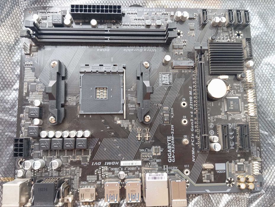 Материнська плата Gigabyte A320M-S2H