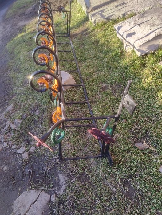 Металлический навесной цветник