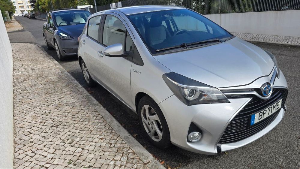 Vendo um Toyota Yaris Hybrid