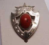 Srebrna broszka grawerowana tarcza herbowa ceglasty kamień VINTAGE
