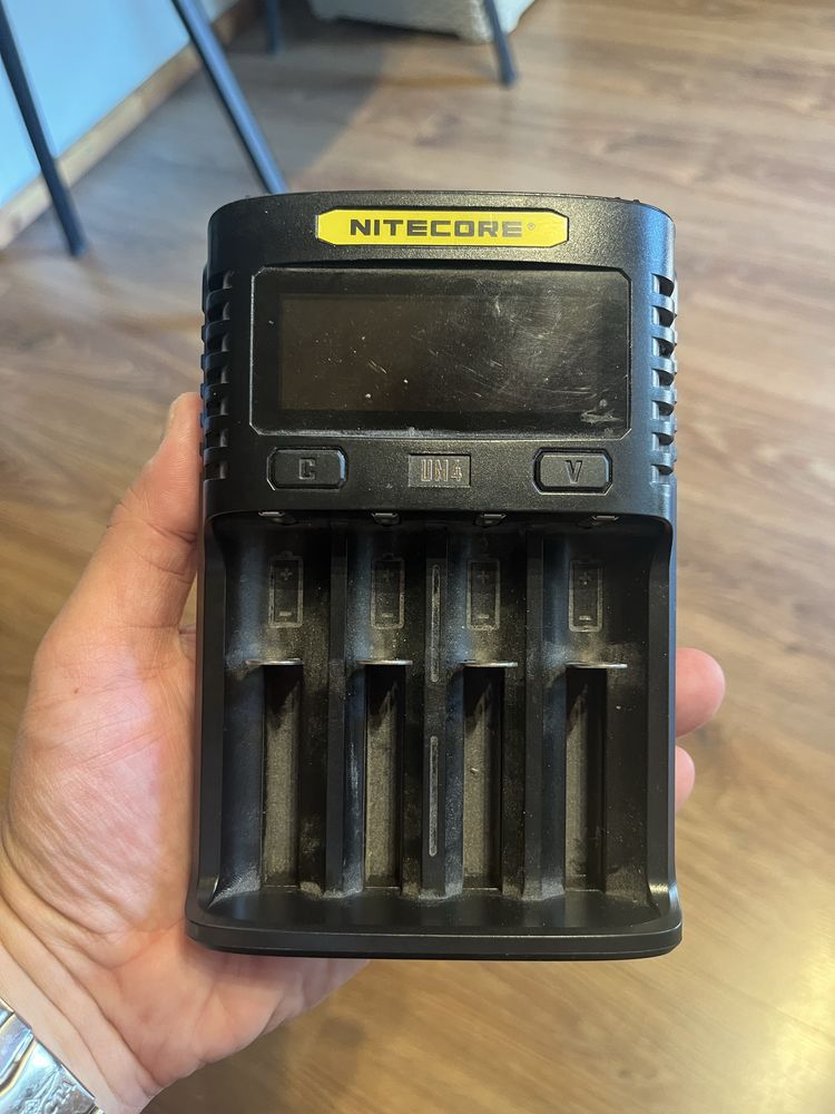 Ładowarka Nitecore UM4