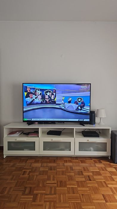 Movel de TV branco com gavetas