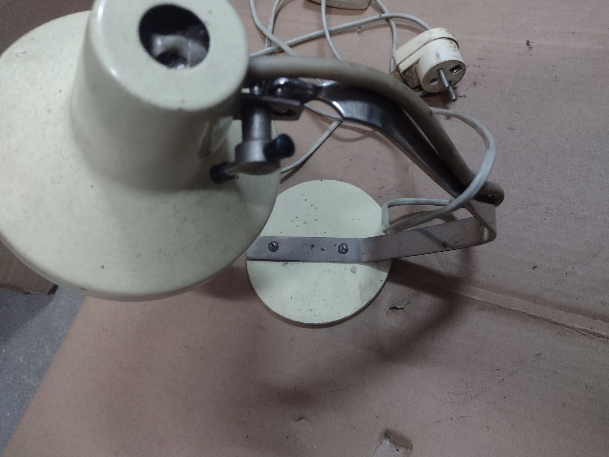 Stara lampa na stolik