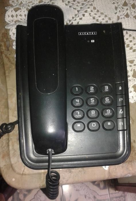 Telefone antigo Alcatel em preto