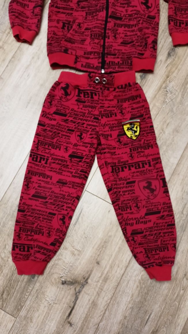 Piękny dres Ferrari rozmiar  110-116