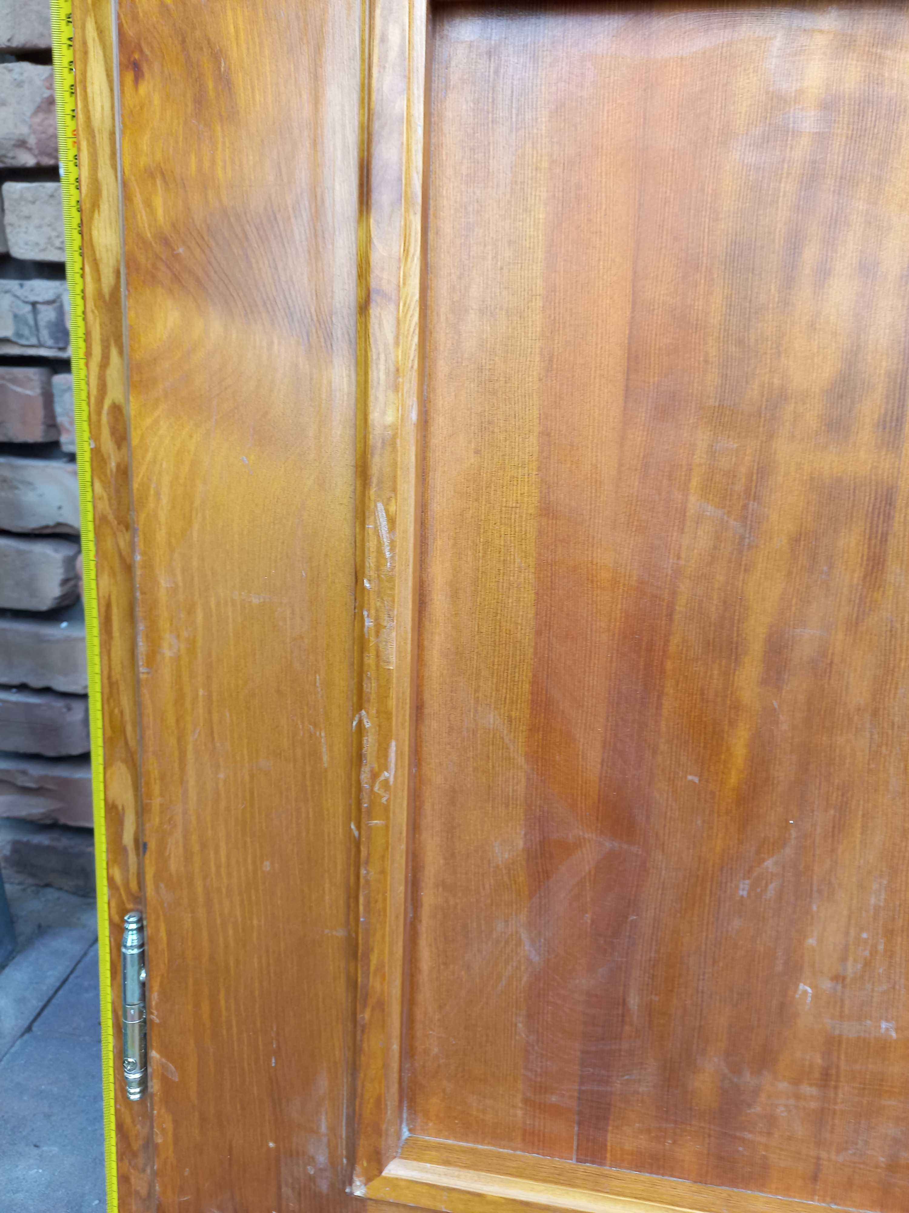 Drzwi drewniane w okleinie bukowej